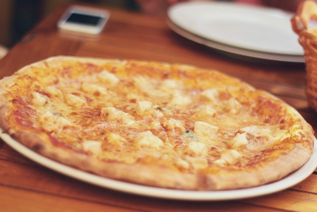 https://demo.funneat.dk/wp-content/themes/gloriafood-restaurant/assets/starter/food-delivery.jpg
